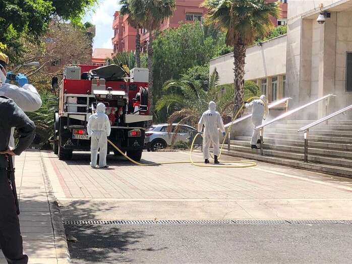 Trabajos de desinfección en el centro sociosanitario El Pino por efectivos de la UME (Foto TA)